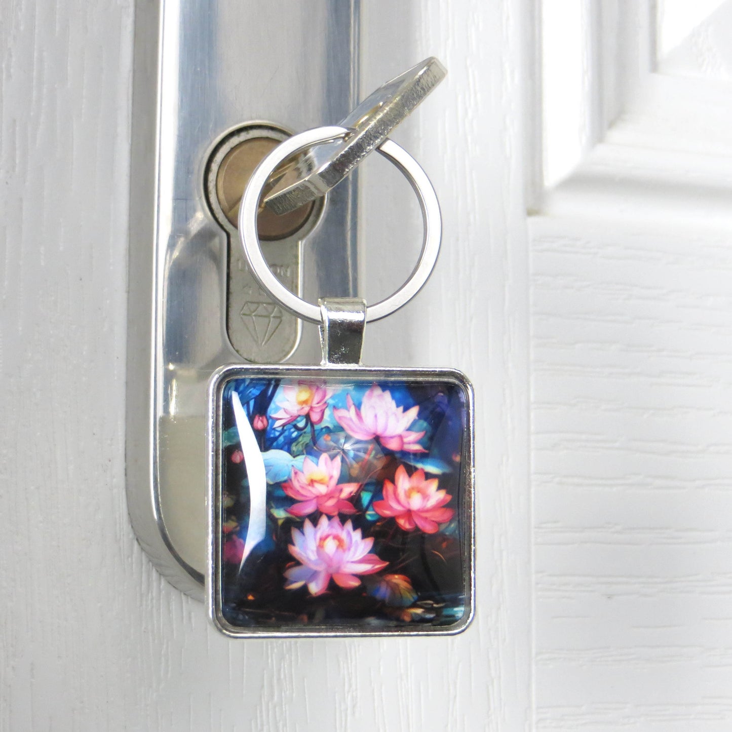 Keyring with a colourful glass domed image